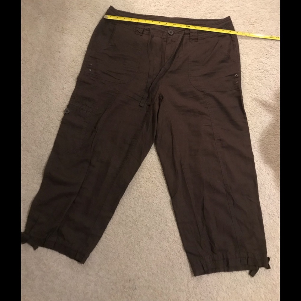 - Brown capris with ties